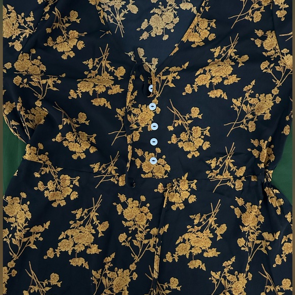 Short Sleeve Black Floral Design Dress - Picture 2 of 4